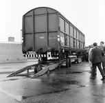 168110 Afbeelding van het transport van een goederenwagen type Hbis van de N.S. per vrachtauto ( rolwagenvervoer of ...